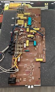 Foto einer bestückten Leiterplatte mit elektronischen Bauteilen