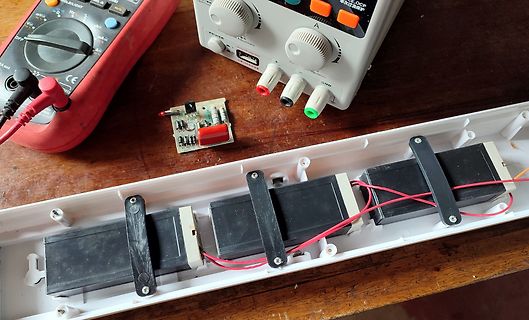 Messplatz mit Multimeter, Netzteil und geöffnetem Gehäuse