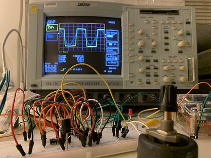 Oszilloskop mit Messaufbau auf Breadboard