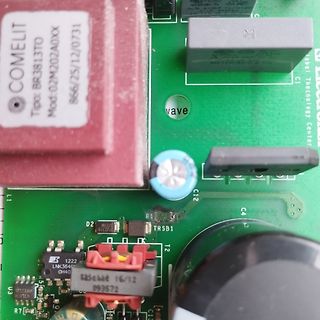 Nahaufnahme einer Leiterplatte mit elektronischen Bauteilen
