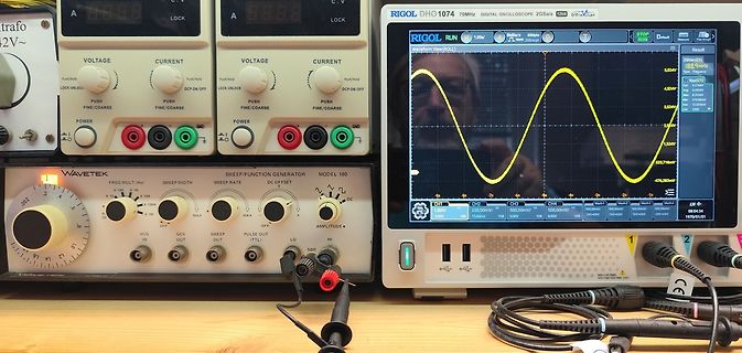 Labornetzteil, Funktionsgenerator und Oszilloskop auf Werkstatt-Tisch