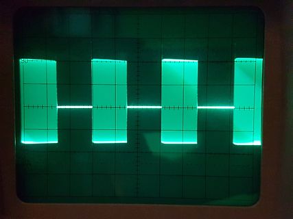 Abfotografiertes Oszilloskop mit Rechtecksignal