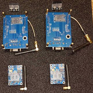 Vier blaue Leiterplatten mit Antennen und Modulen