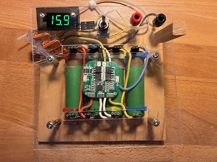 Aufbau einer Batteriemanagement-Schaltung auf Acrylplatte