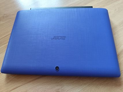 Rückseite eines blauen Acer Laptops