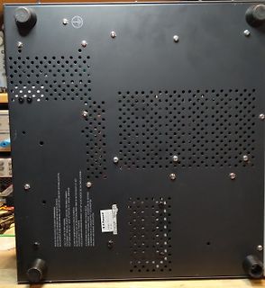 Unterseite eines elektronischen Geräts mit Lüftungsschlitzen