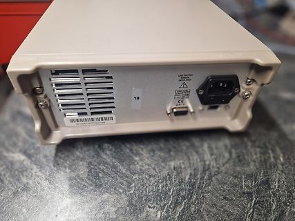 Rückseite eines Netzteils mit Anschlussbuchse
