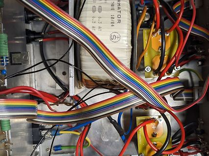 Innenansicht eines Netzteils mit Transformator und Verdrahtung