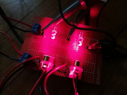 Aufbau auf Lochrasterplatine mit leuchtenden LEDs