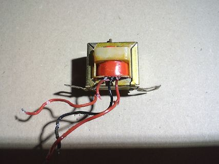 Transformator mit angeschlossenen Kabeln
