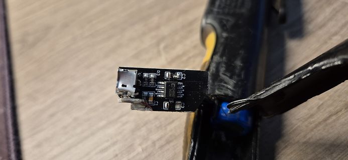 Kleiner Leiterplatten-Ausschnitt mit Bauteilen