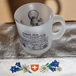 Bedruckter Becher auf Handtuch
