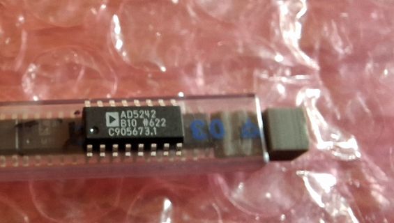 Elektronikbauteil AD5242 auf Verpackung