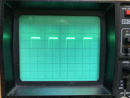 Abfotografiertes Oszilloskop mit Rechtecksignal