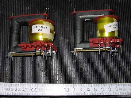 Zwei elektromagnetische Spulen mit Typenbezeichnung