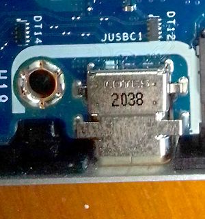 Nahaufnahme eines USB-C Anschlusses auf einer Leiterplatte
