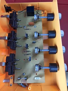 Innenansicht eines elektronischen Geräts mit Platine und Potentiometern