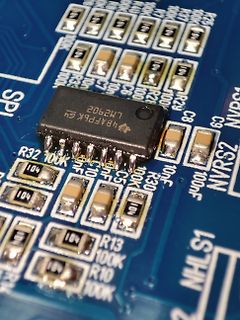 Nahaufnahme einer bestückten Leiterplatte mit IC und SMD-Bauteilen