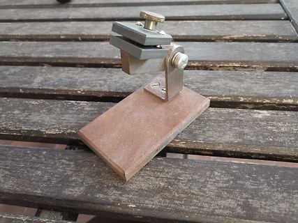Metallhalterung auf Holzuntergrund