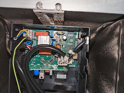 Geöffnetes elektronisches Gerät mit Leiterplatte und Verkabelung