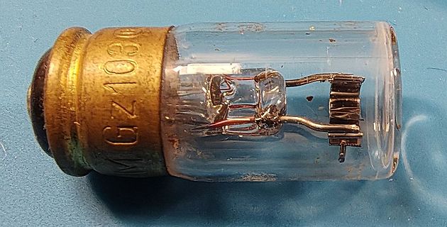 Glühlampe mit Metallsockel