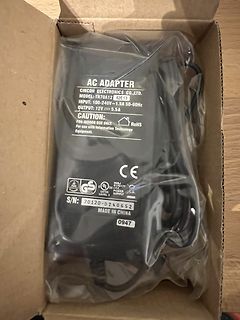 Netzteil in Plastikverpackung