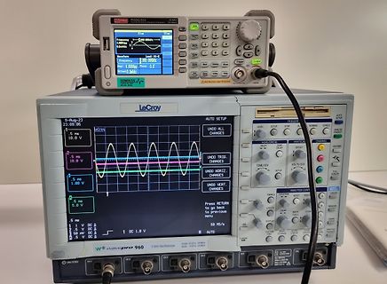 Funktionsgenerator und Oszilloskop auf einem Tisch