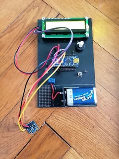 Elektronik-Aufbau mit LCD, Mikrocontroller und 9V-Batterie