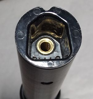 Nahaufnahme einer metallischen Komponente mit Gewinde