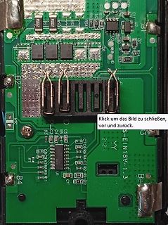 Nahaufnahme einer grünen Leiterplatte mit elektronischen Bauteilen