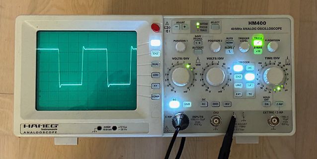 Hameg HM400 analoges Oszilloskop mit Rechtecksignal