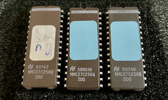 Drei integrierte Schaltkreise NMC27C256Q