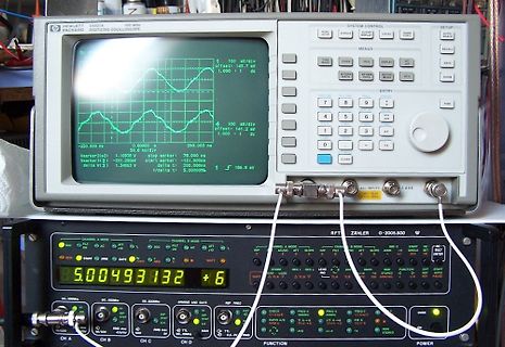 Oszilloskop und Frequenzzähler in einer Werkstatt