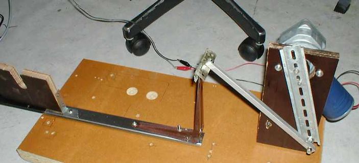 Mechanischer Aufbau auf Holzbrett