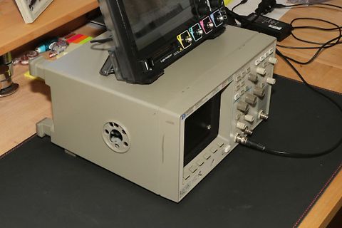 Logikanalysator und Oszilloskop auf Werkstatttisch