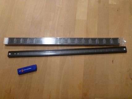LED-Streifen und Radiergummi auf Holztisch