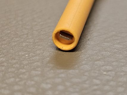 Nahaufnahme eines gelben Steckers oder Kabels
