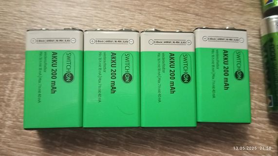 Vier grüne Akku-Akkus