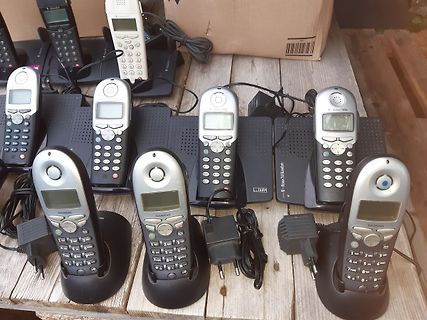 Mehrere Siemens Schnurlose Telefone auf Holztisch