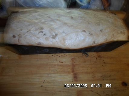 Ein Laib Brot auf einem Holzbrett
