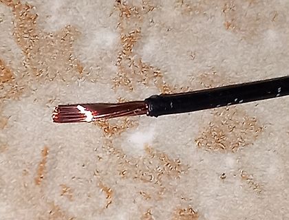 Abisoliertes Kabel mit Kupferlitzen