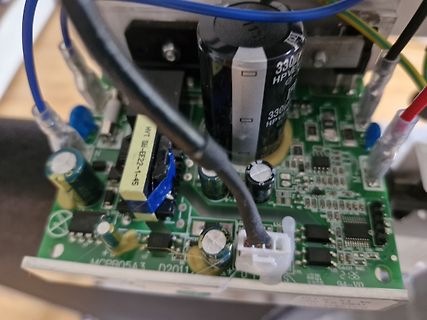 Bestückte Leiterplatte eines Netzteils mit Elektrolytkondensator