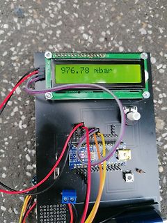 Elektronik-Aufbau mit LCD-Display und Messwert