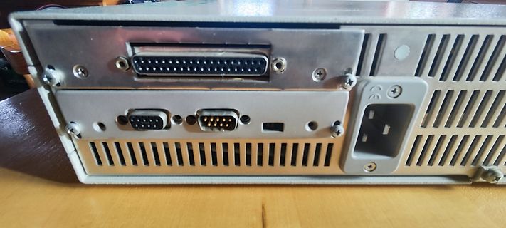 Rückansicht eines Computergehäuses mit Anschlüssen