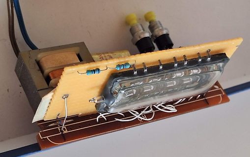 Elektronikbauteile mit Transformator und Leiterplatte