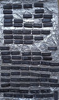 Sammlung verschiedener integrierter Schaltkreise auf Alufolie