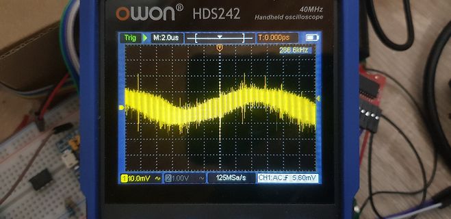 Handheld-Oszilloskop mit Sinuswelle auf Display