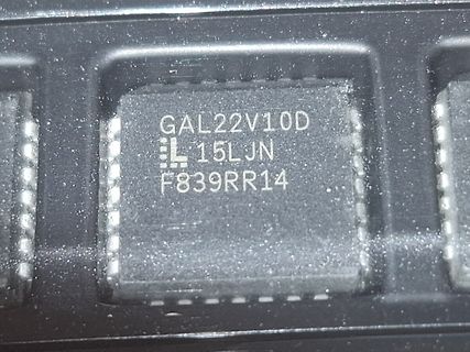 Nahaufnahme eines GAL22V10D integrierten Schaltkreises