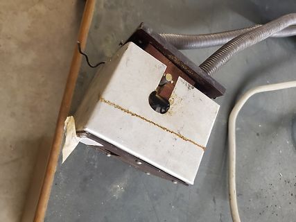 Metallgehäuse mit Kabeln und Anschlussöffnung