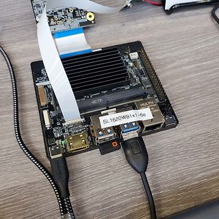 Ein Einplatinencomputer mit Flachbandkabel und Anschlüssen